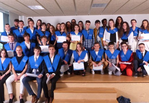 Acto de graduación de 37 alumnos e alumnas de 2º de Bacharelato do IES de Brión, con 12 expedientes por riba do 8,5